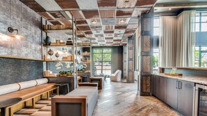 Een moderne keuken met een houten aanrechtblad, ingebouwde apparatuur en uitzicht op het groen.