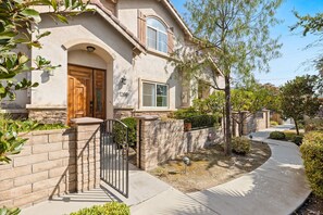 Exterior - Stylish Mordern Retreat - 4 Beds house Free Onsite parking (Duarte)