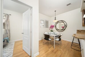 Dining - Stylish Mordern Retreat - 4 Beds house Free Onsite parking (Duarte)