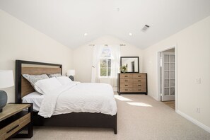 Room - Stylish Mordern Retreat - 4 Beds house Free Onsite parking (Duarte)