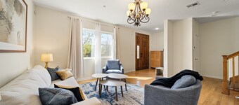 Stylish Mordern Retreat - 4 Beds house Free Onsite parking