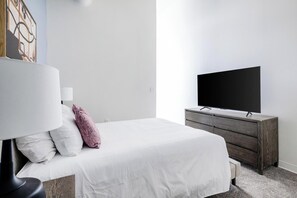 1 bedroom, desk, iron/ironing board, WiFi - Landing | Spectacular 1BD, Courtyard (Kansas City)
