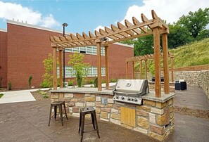 Property grounds - Landing | Spectacular 1BD, Courtyard (Kansas City)
