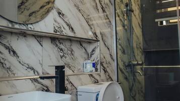 Double Room | Bathroom | Towels, soap, shampoo, toilet paper