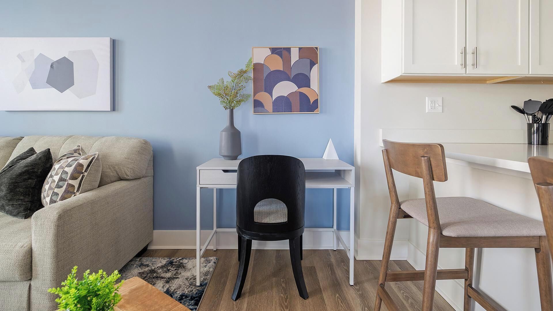 Un salon moderne avec un canapé, un bureau et une chaise.
