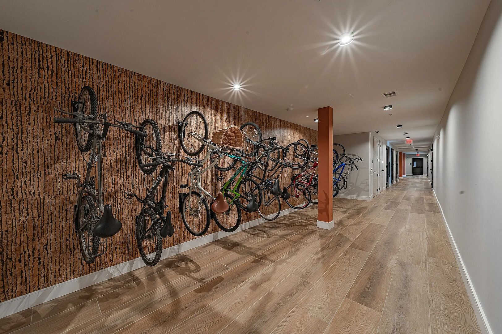 Un couloir avec un mur en bois et un porte-vélos.