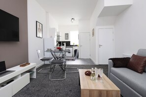 Eine moderne Wohnung mit Essbereich, Küche und Wohnraum.