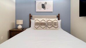 Desk, iron/ironing board, WiFi, bed sheets - Landing | Incredible Studio, Clubhouse, Gym (Houston)