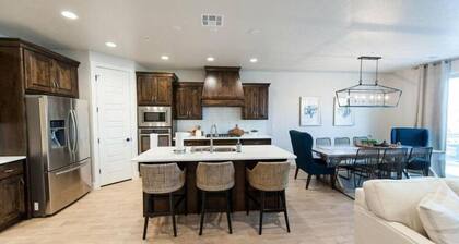 Private Balcony Hot Tub | Ideal Location | Pool