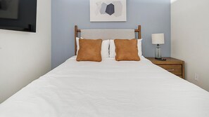 Desk, iron/ironing board, WiFi, bed sheets - Landing | Beautiful Studio, Clubhouse, Gym (Houston)