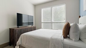 2 bedrooms, desk, iron/ironing board, WiFi - Landing | Modern 2BD, Clubhouse, Gym (Houston)