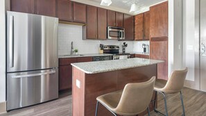 Fridge, dining tables - Landing | Amazing Studio, Gym, Clubhouse (Houston)