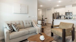 Smart TV - Landing | Modern 1BD, Gym (Port Royal)