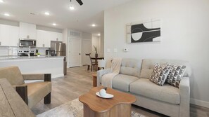 Smart TV - Landing | Amazing 1BD, Gym (Port Royal)