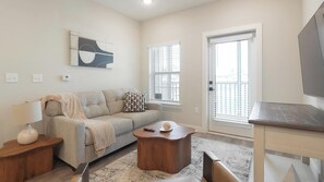 Smart TV - Landing | Amazing 1BD, Gym (Port Royal)