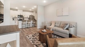 Smart TV - Landing | Stylish 2BD, Gym (Port Royal)