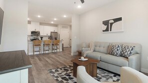 Smart TV - Landing | Beautiful 2BD, Gym (Port Royal)