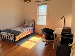 3 bedrooms, desk, iron/ironing board, travel cot - Suburban Home - Quiet & Safe Neighborhood (Downers Grove)