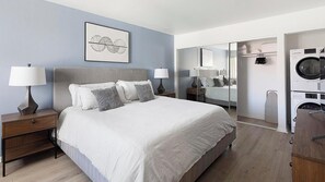 2 bedrooms, desk, iron/ironing board, WiFi - Landing | Chic 2BD, Courtyard (Paradise)