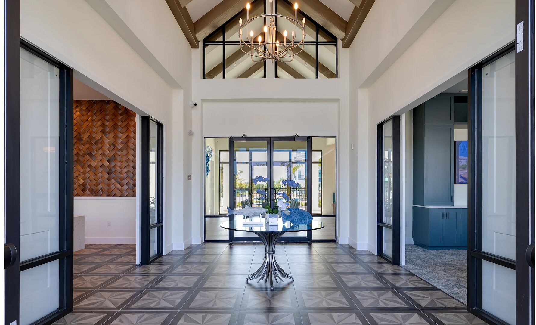 المنشأة من الداخل