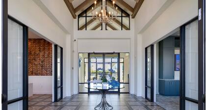Landing | Chic 2BD, Yoga Studio, Gym