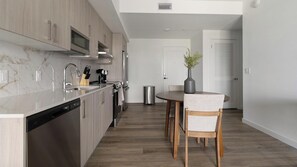 Réfrigérateur, tables à manger