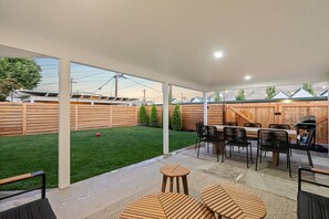 Outdoor dining - NEW! | Fully renovated! Fenced Bckyrd | Dog Frndly (Chelan)