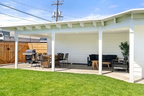 Outdoor dining - NEW! | Fully renovated! Fenced Bckyrd | Dog Frndly (Chelan)