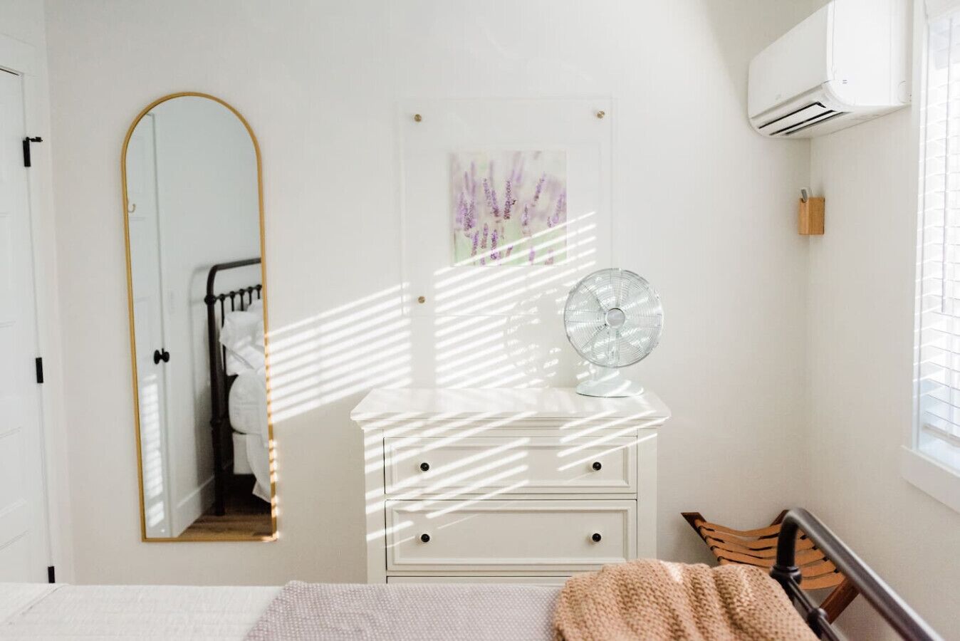 Desk, iron/ironing board, WiFi, bed sheets