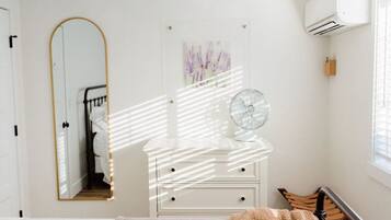 Desk, iron/ironing board, WiFi, bed sheets