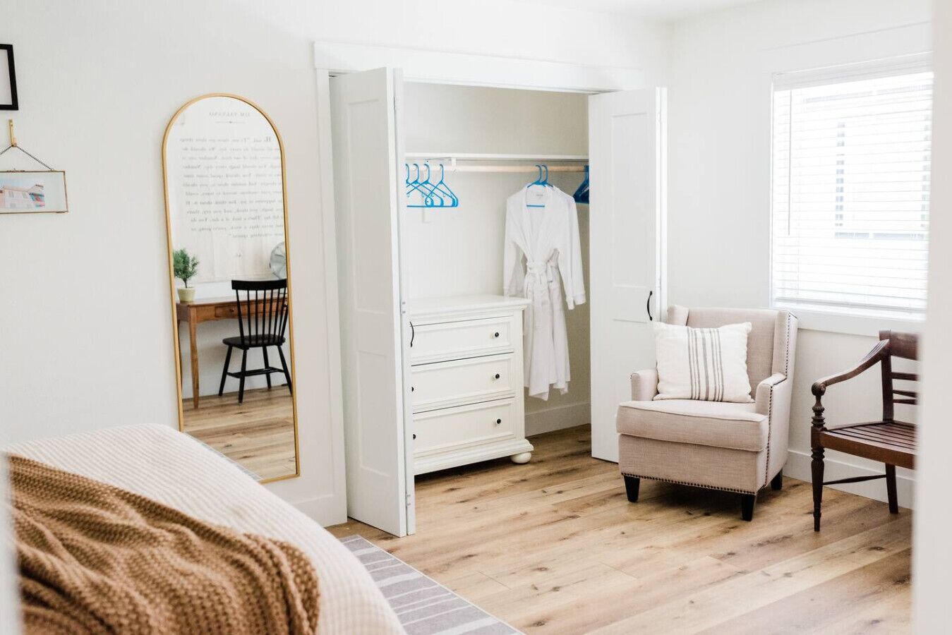 Desk, iron/ironing board, WiFi, bed sheets