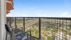 Property grounds - Landing | Stunning 1BD, Pool (Miami)