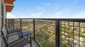 Property grounds - Landing | Beautiful 1BD, Pool (Miami)