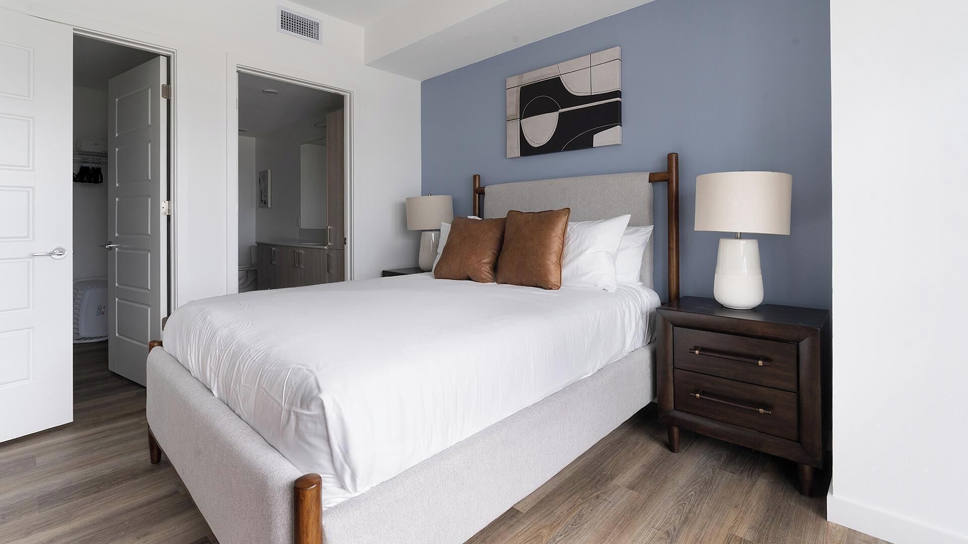 2 bedrooms, desk, iron/ironing board, WiFi
