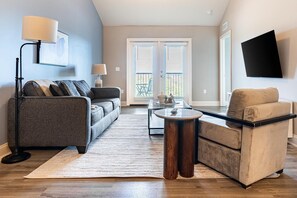 Smart TV - Landing | Stylish 2BD, Clubhouse, Pool (Cocoa)