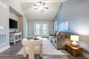 Smart TV - Landing | Beautiful 3BD, Pool, Clubhouse (Cocoa)