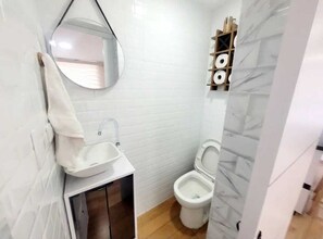 Shower, towels, toilet paper - Central Luxury Apartment (Bogotá)