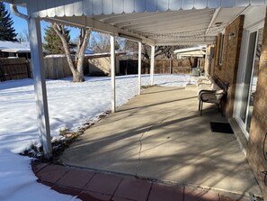 Terrace/patio - Charming  1-bedroom in a shared house in serene Aurora (Aurora)