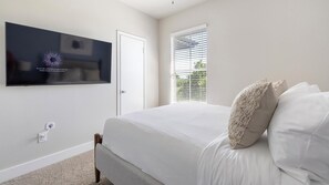 1 bedroom, desk, iron/ironing board, WiFi - Landing | Stylish 1BD in Cityview (Fort Worth)