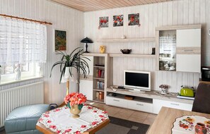 TV - 1 bedroom gorgeous home in Waren (Waren)