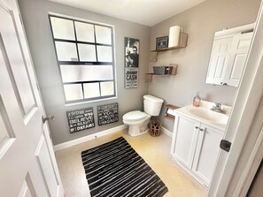 Jabón y papel de baño 