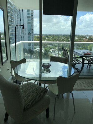 Dining - Bright 2-bedroom apartment with AC in peaceful Miami neighborhood (Miami)