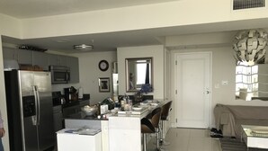 Eine moderne Küche mit Kühlschrank, Mikrowelle und Essbereich.