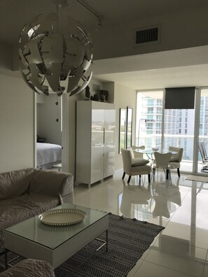 Living area - Bright 2-bedroom apartment with AC in peaceful Miami neighborhood (Miami)