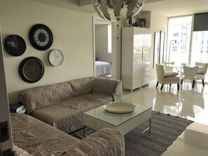 Living area - Bright 2-bedroom apartment with AC in peaceful Miami neighborhood (Miami)