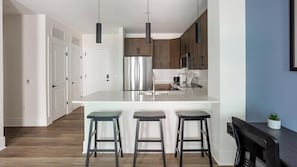 Réfrigérateur, tables à manger