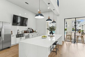 Refrigerador y comedor 