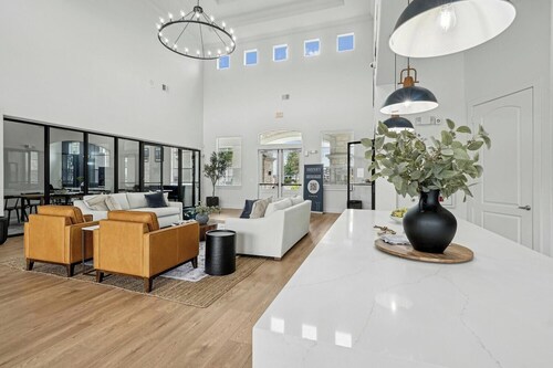 Landing | Chic 2BD, Clubhouse, Gym