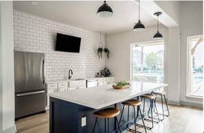 Fridge, dining tables - Landing | Amazing 2BD, Clubhouse, Game Room (Houston)