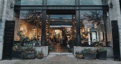 Mountain View l Gym, Patio & Parking, 5 mins to DT